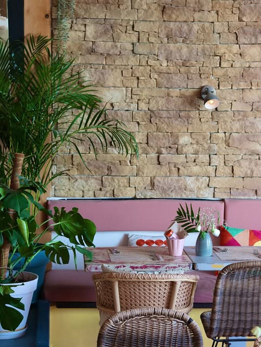 Salle colorée d’Olala Café à Saint-Cyr-sur-Mer